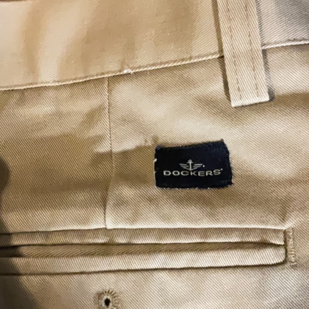 Men’s Dockers flat front khakis used